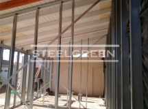 Interior estructura con perfilería de acero galvanizado y techo inclinado de madera y chapa