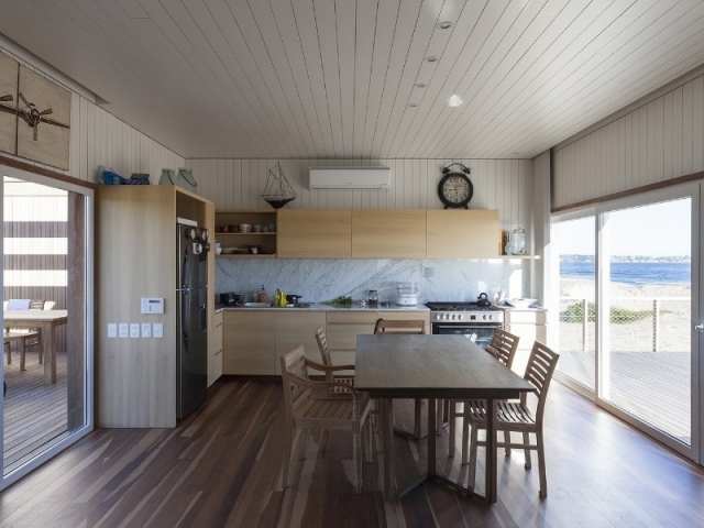 Casa de la playa en Chihuahua, Colle-Croce (Brasil) - Cocina y comedor en el amplio salón del primer módulo.