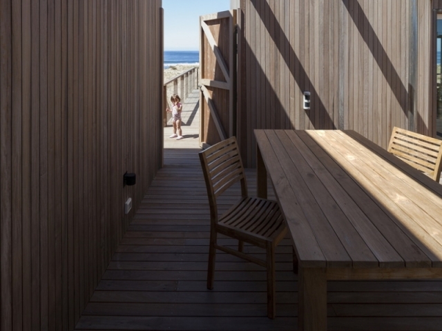 Casa de la playa en Chihuahua, Colle-Croce (Brasil) - Rústico comedor de madera en la terraza.