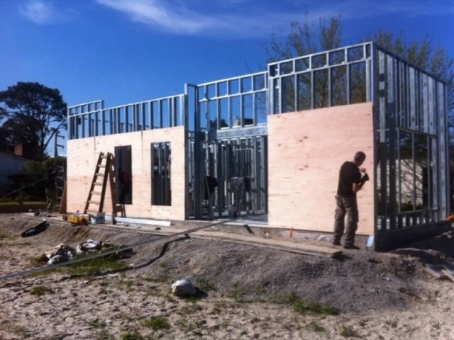 Vivienda Lomas de Solymar (Llave en mano) - Inicio del revestimiento externo de los perfiles de acero.