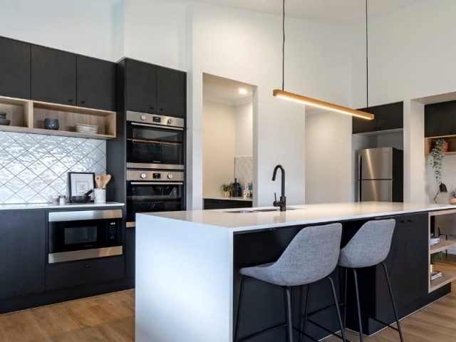 Finca Kinchington - Elegante cocina con isla con fregadero.