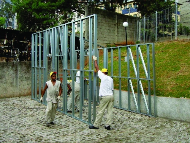 Light Steel Framing como alternativa para la construcción de casas populares - Inicio de la colocación de las estructuras de acero galvanizado.