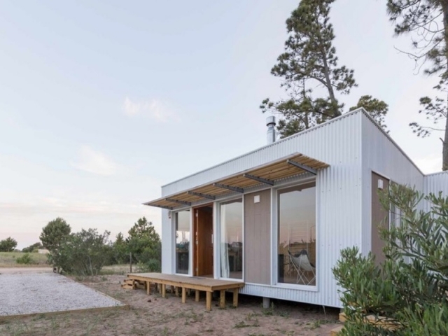 Casa Cronos - Moirë arquitectos - La portentosa vivienda pareciera adentrarse en el bosque de coníferas.