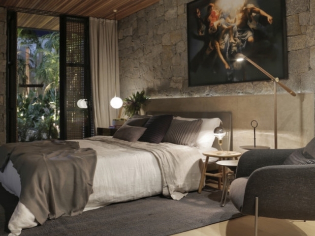 Casa Lite SP / Duda Porto Arquitectura - El dormitorio sobrio con tonos grises, negros y blancos.