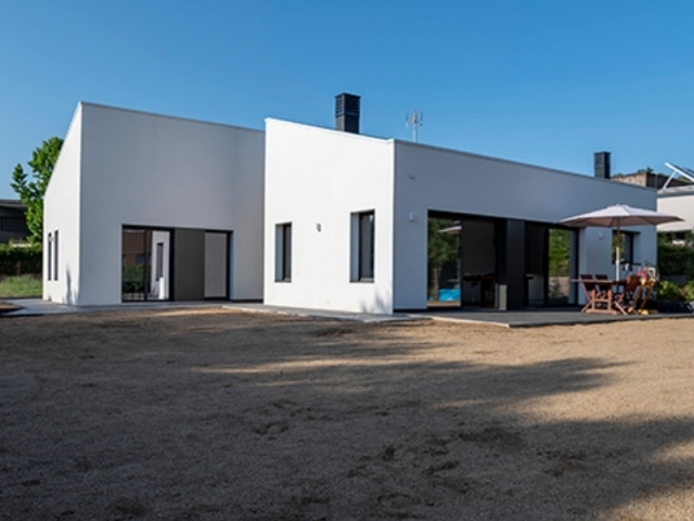 Elicsia Singular entrega una nueva casa prefabricada - La vivienda se construyó en un extenso patio.