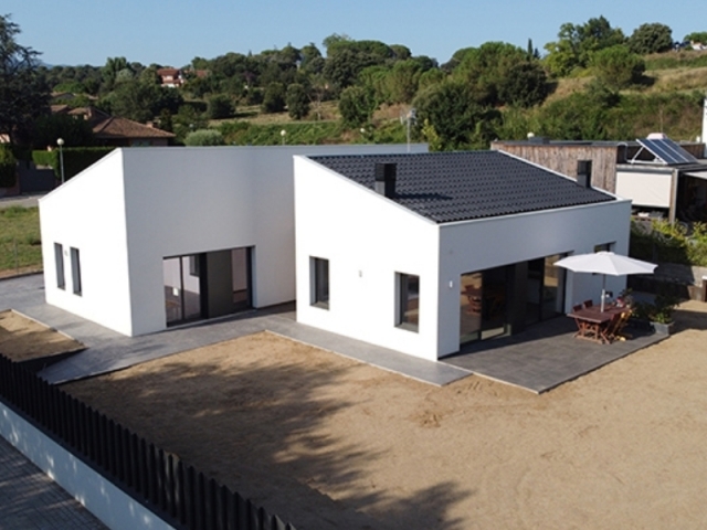 Elicsia Singular entrega una nueva casa prefabricada - El área de uso común se abre al patio.