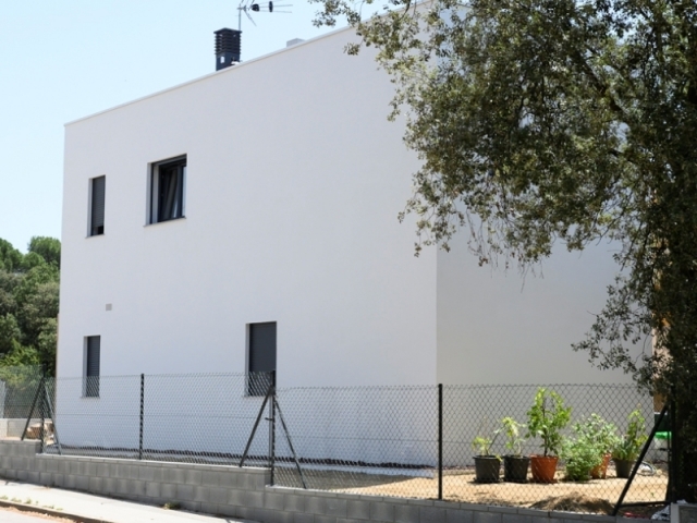 Casa en Cardedeu - a vivienda presenta un acabado perfecto en color blanco.